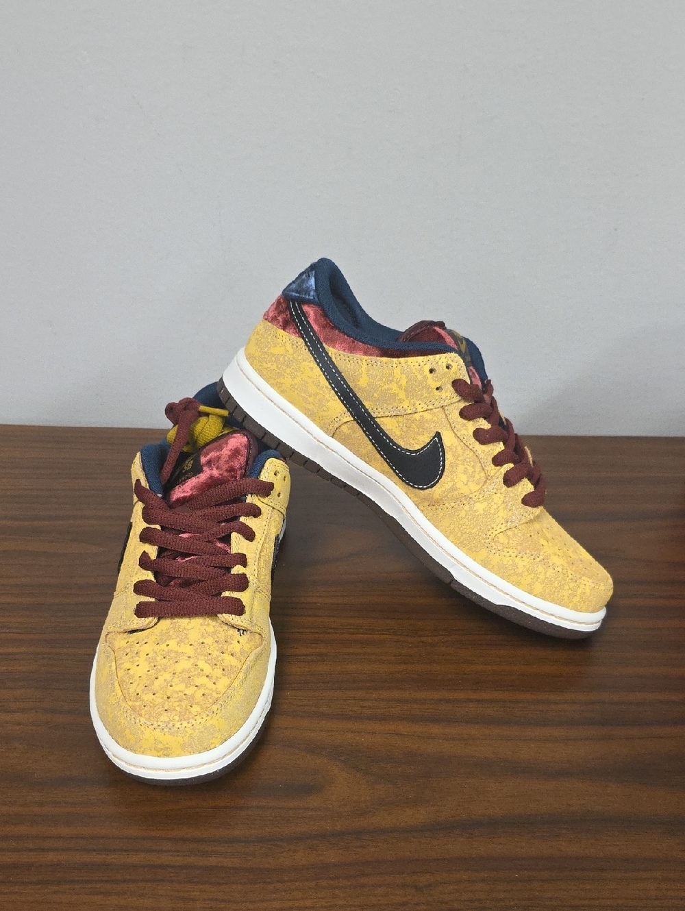 Nike SB Dunk Low Pro 'City of Cinema' Gold/Black Women's 8.5/Men's 7 FZ1278-200